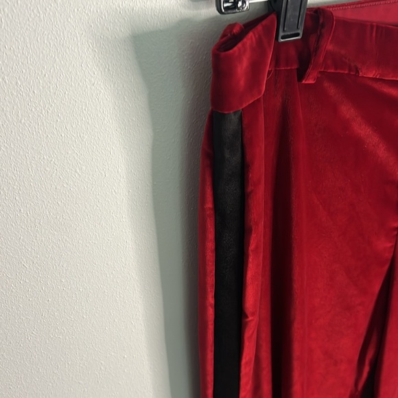 Saks - Picture 7 of 13